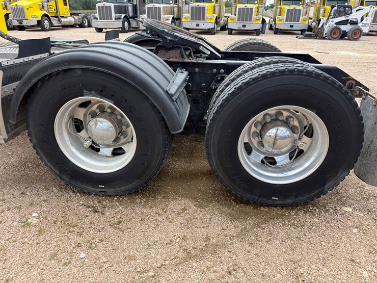 2016-kenworth-t800-image-17