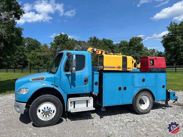 2010-freightliner-m2-106-image-1