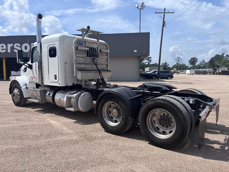 2021-peterbilt-567-image-5