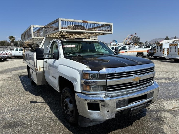 2015-chevrolet-3500hd-image-2