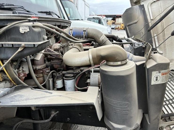 2002-freightliner-fl80-image-8