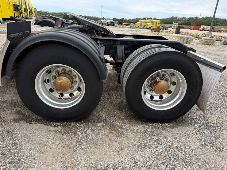 2014-peterbilt-389-image-17