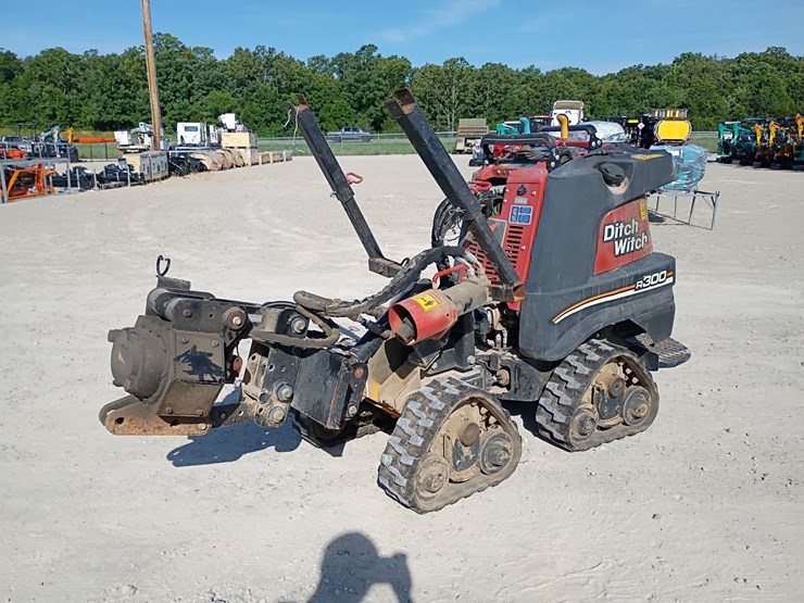 2017-ditch-witch-r300-image-1