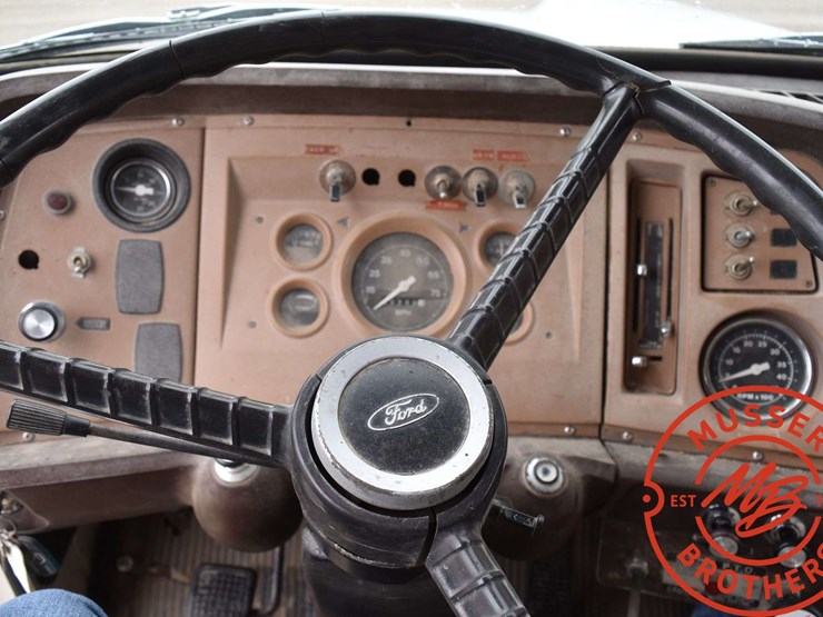1980-ford-800-image-31
