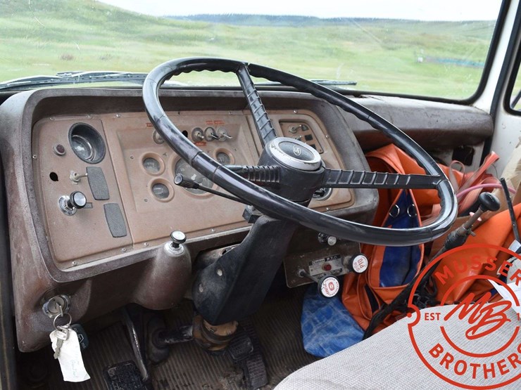 1980-ford-800-image-28