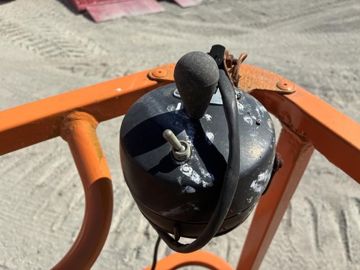 2016-jlg-1250ajp-image-13