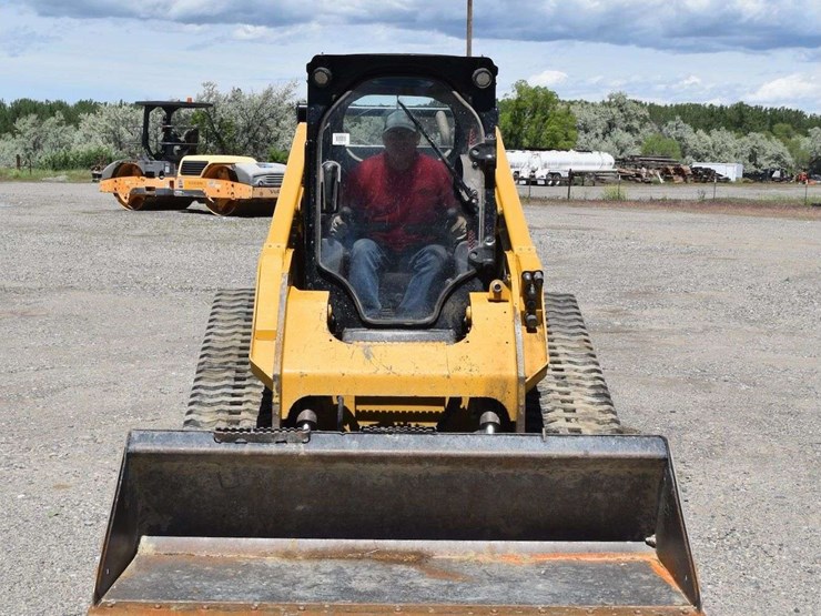 2016-caterpillar-d2-image-15