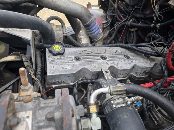 2001-freightliner-fl60-image-30