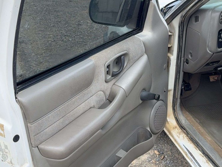 2000-chevrolet-s10-image-17