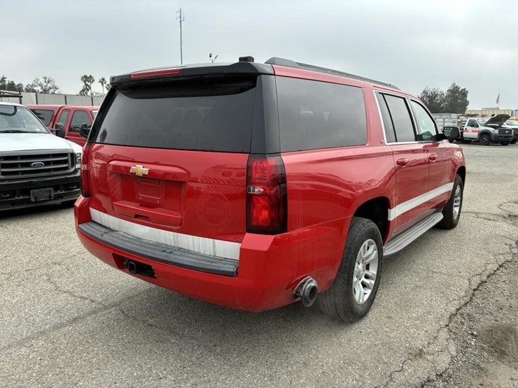 2016-chevrolet-suburban-image-3