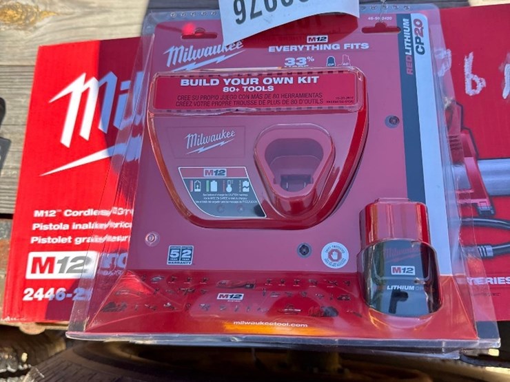 2196---milwaukee-m12-grease-gun-image-3
