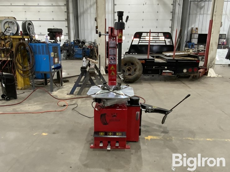 2025-massey-ferguson-730-image-2