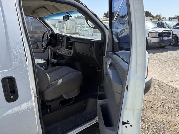2014-chevrolet-express-2500-image-10