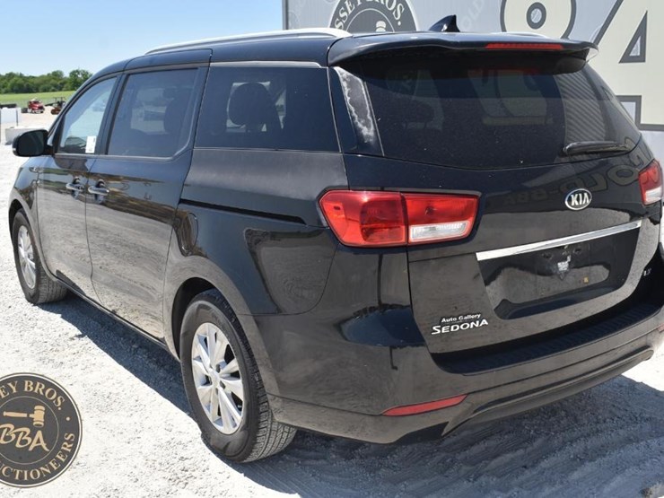 2015-kia-sedona-lx-image-3