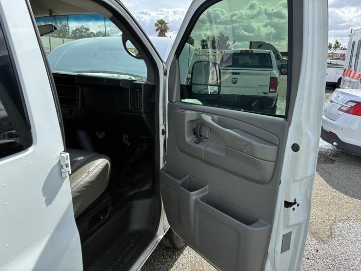 2013-chevrolet-express-3500-image-11