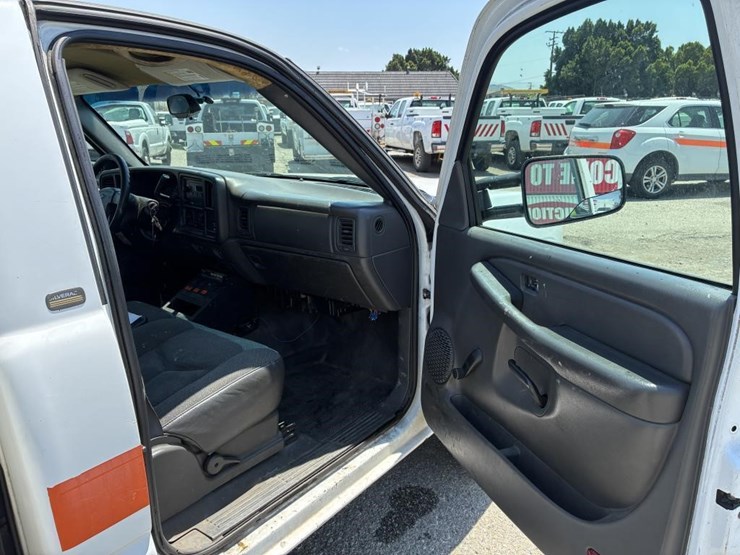 2003-chevrolet-silverado-2500-image-11