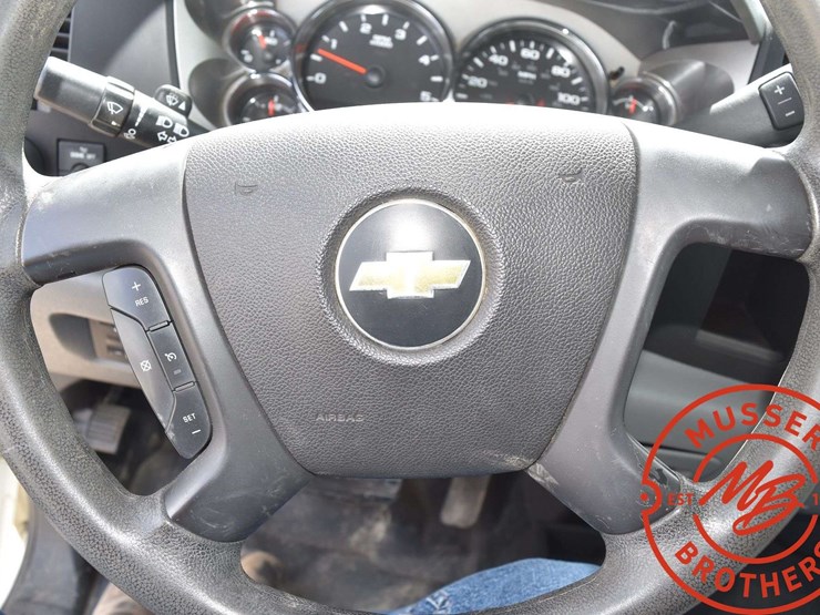 2013-chevrolet-3500-image-36