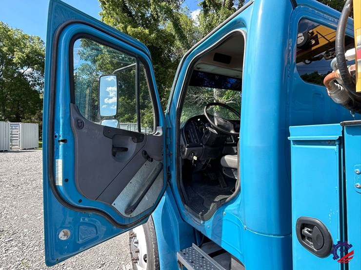 2010-freightliner-m2-106-image-105