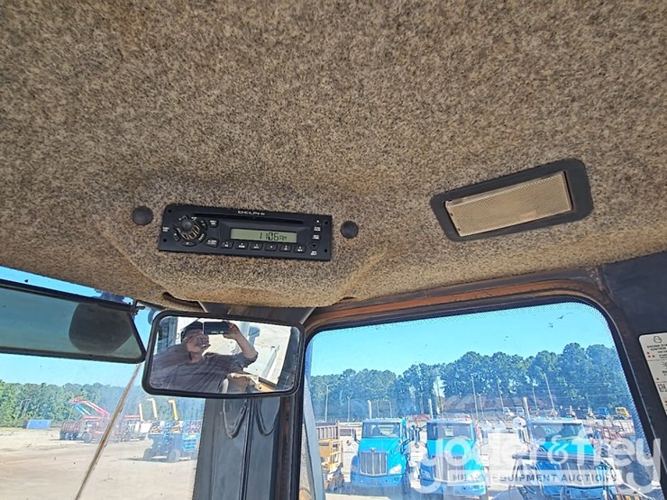 2014-deere-524k-image-27