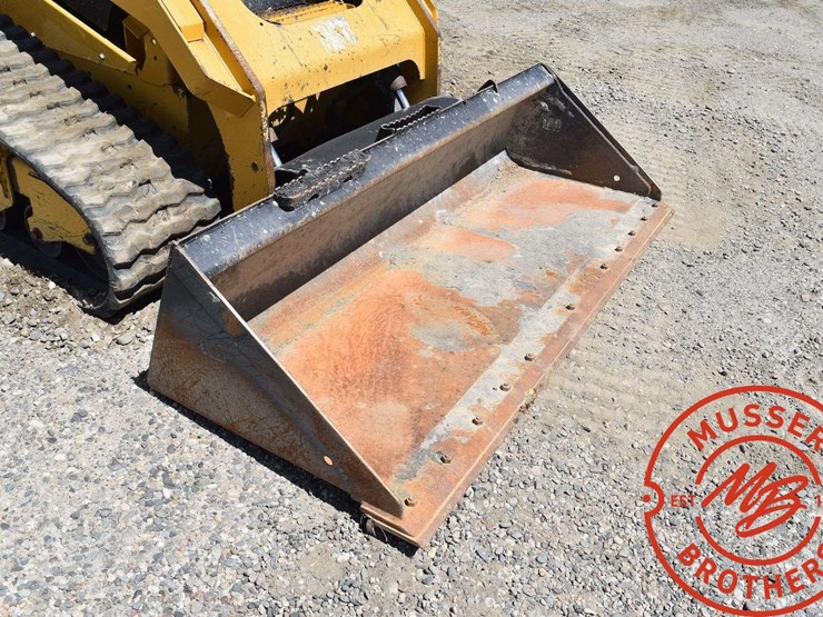 2017-caterpillar-d2-image-18