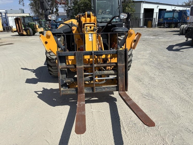 2014-jcb-550-140-image-7