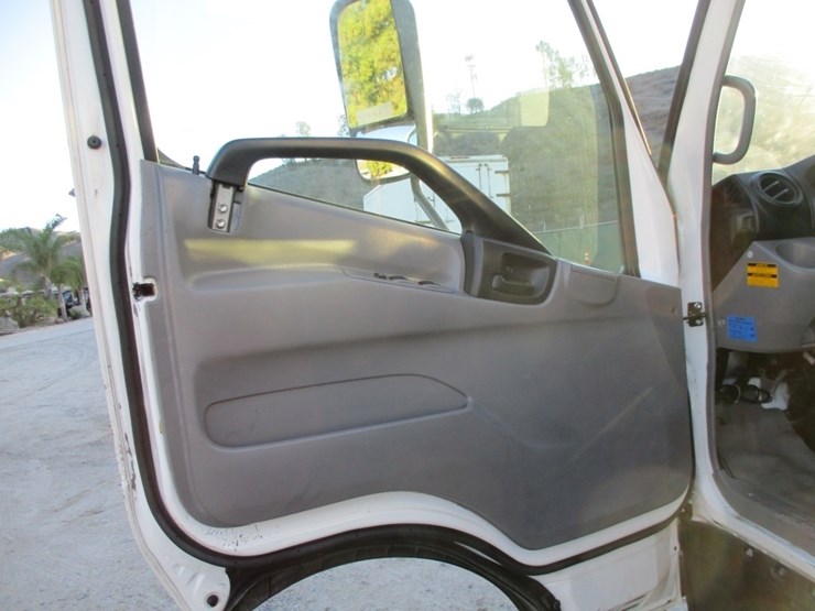 2018-hino-195-image-12