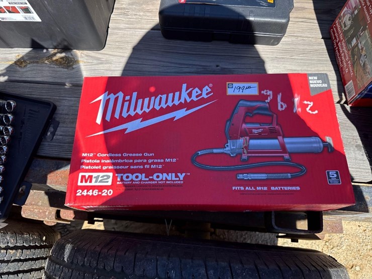 2196---milwaukee-m12-grease-gun-image-2