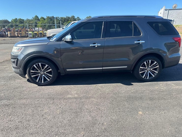 2016-ford-explorer-platinum-image-8