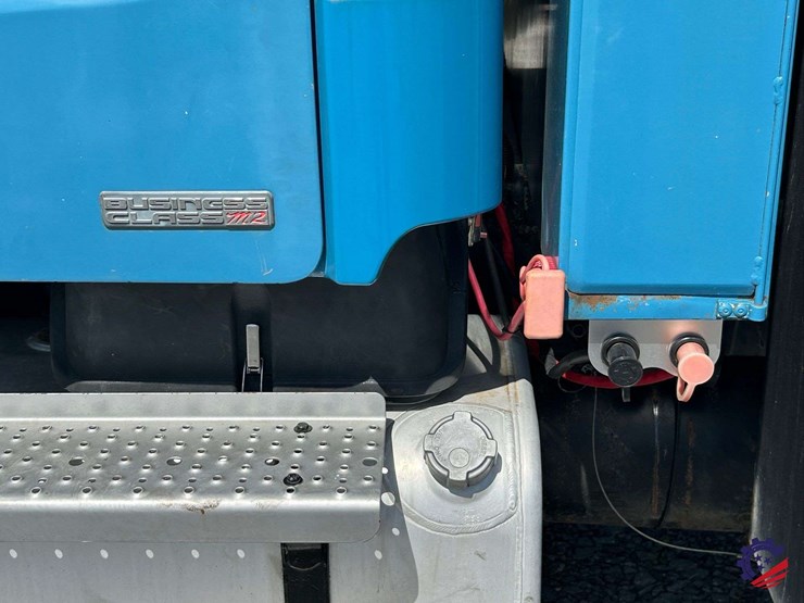 2010-freightliner-m2-106-image-17