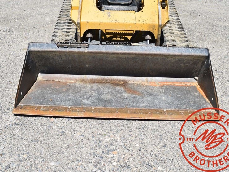 2016-caterpillar-d2-image-17