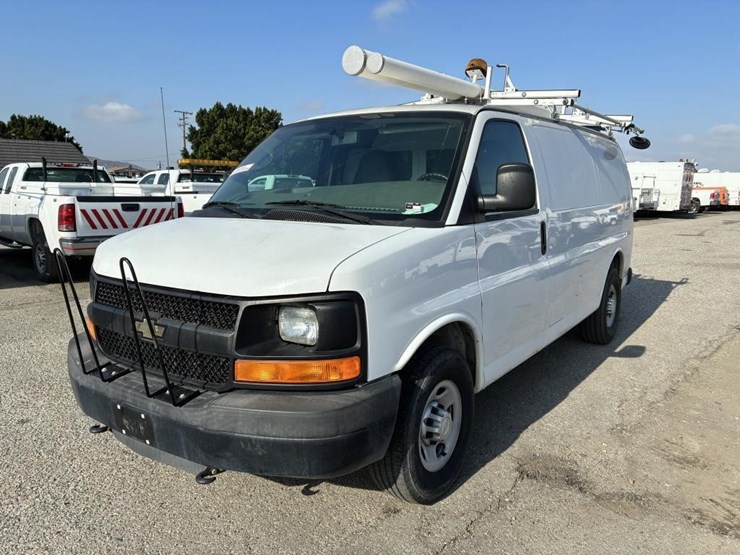 2014-chevrolet-express-3500-image-1