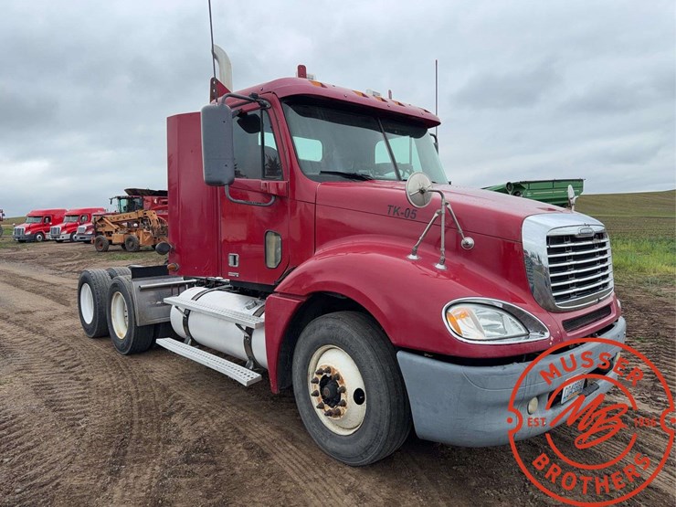 2007-freightliner-columbia-120-image-1