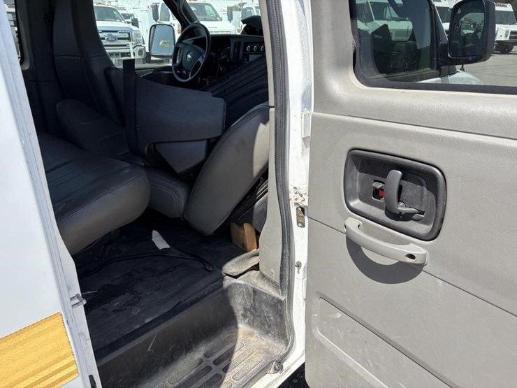 2016-chevrolet-express-3500-image-13