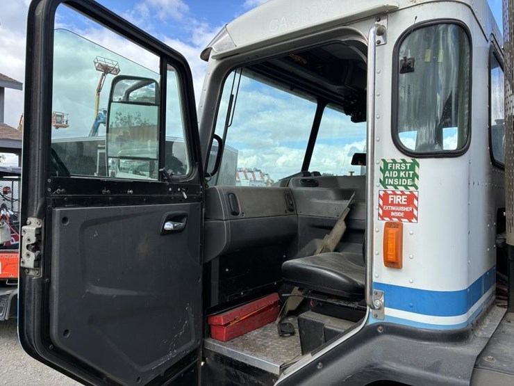 2014-peterbilt-320-image-11