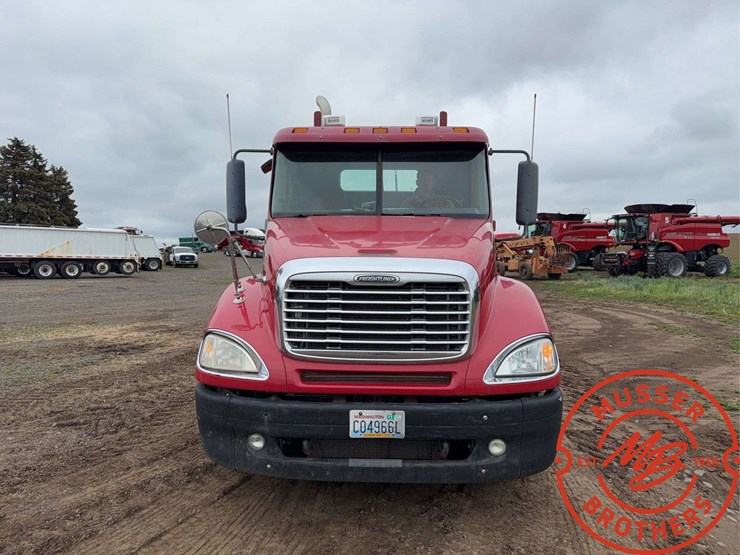2007-freightliner-columbia-120-image-8
