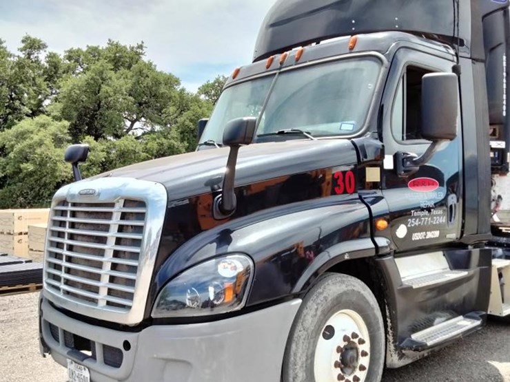 2015-freightliner-108sd-plus-image-1