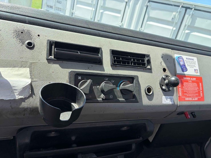 2001-freightliner-fl70-image-15