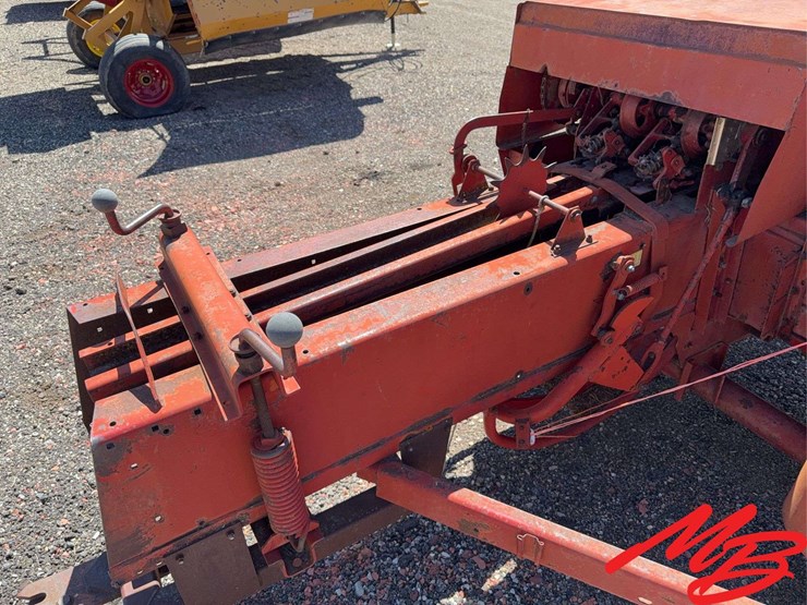 new-holland-320-image-14