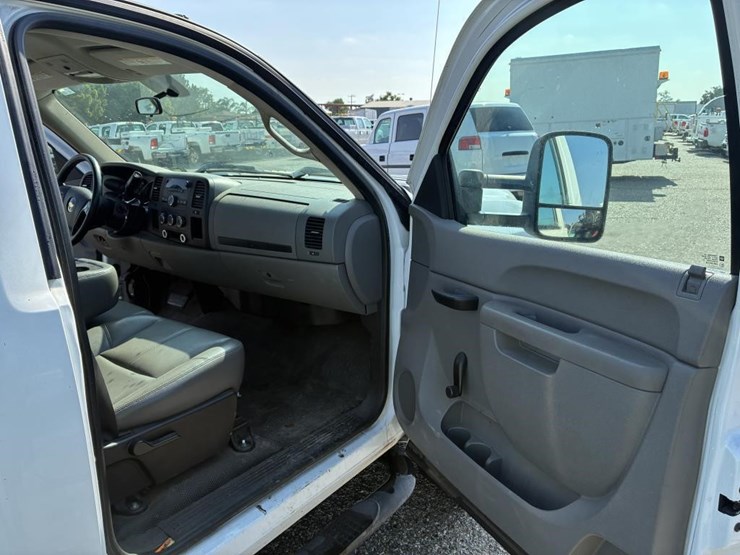 2011-chevrolet-3500-image-12
