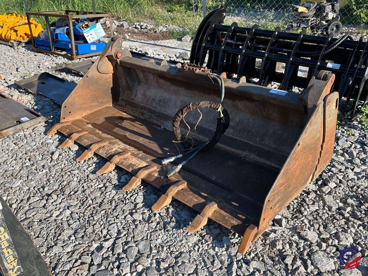hd-4-1-bucket-w/-teeth-attachment-image-1