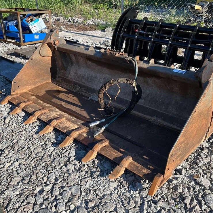 HD 4-1 Bucket w/ Teeth Attachment