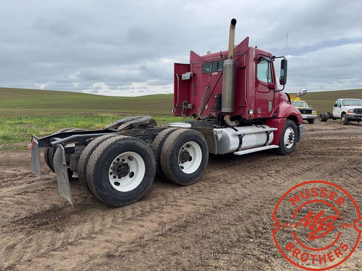 2007-freightliner-columbia-120-image-3