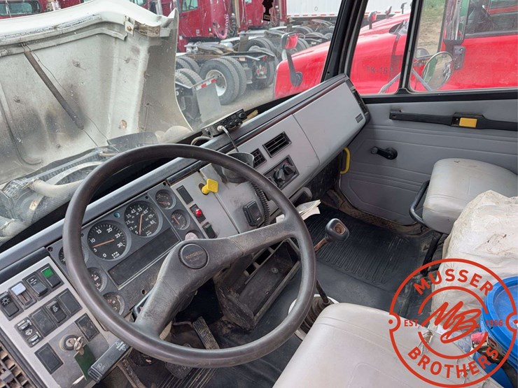1998-freightliner-fl70-image-15