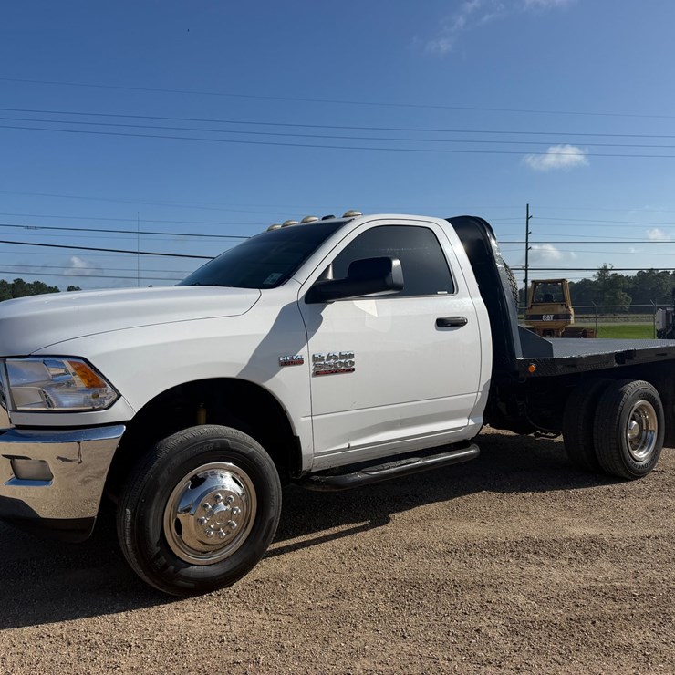 #126 • 2015 RAM 3500 FLATBED TRUCK