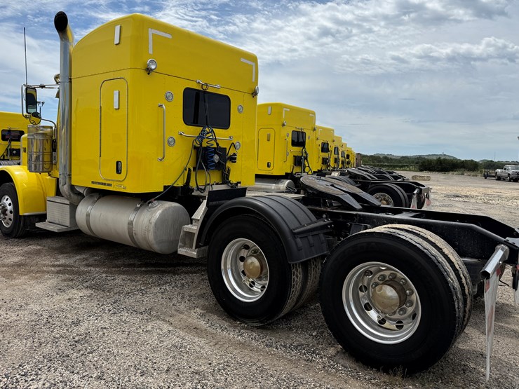 2013-peterbilt-389-image-7