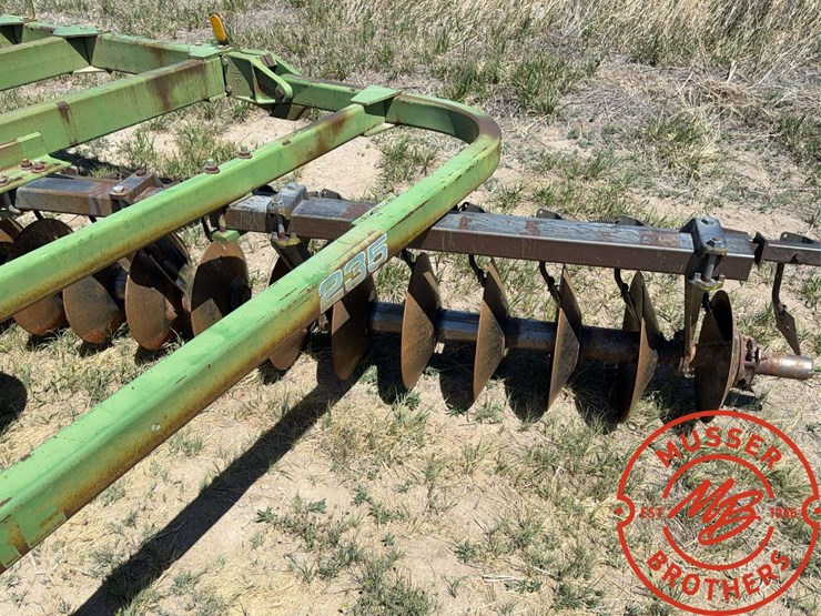 john-deere-235-image-15