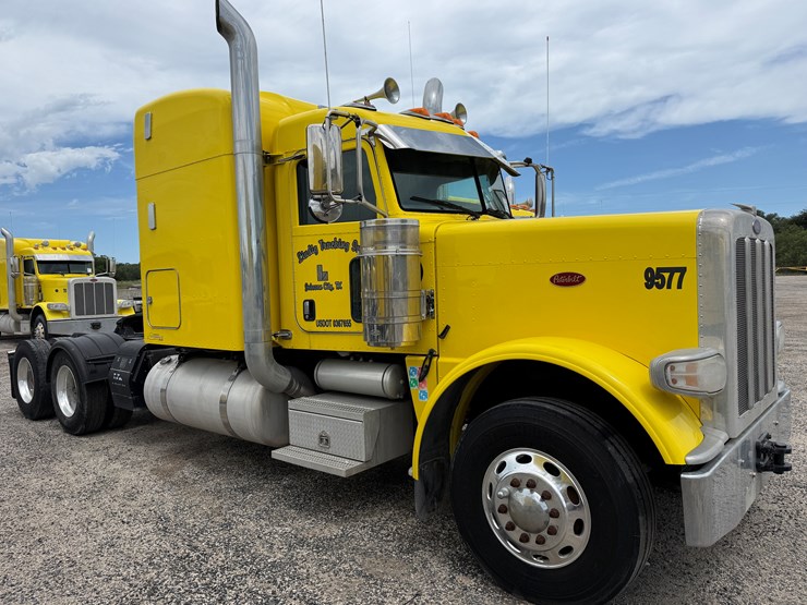 2015-peterbilt-389-image-3