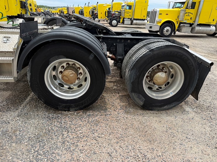 2015-peterbilt-389-image-16