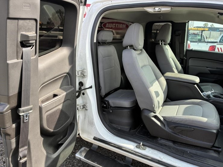 2016-gmc-canyon-image-15