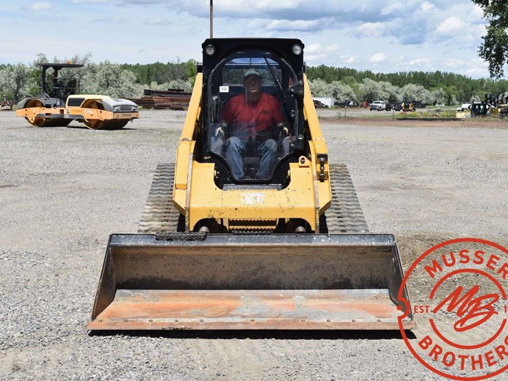 2017-caterpillar-d2-image-16